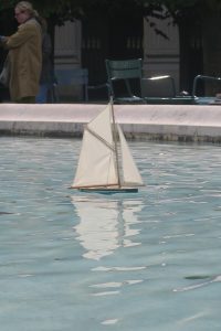 Voilier Saint Germain sur le bassin du Palais Royal à Paris